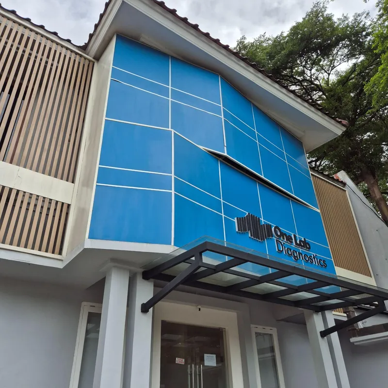 Gedung klinik OneLab Diagnostics tampak depan