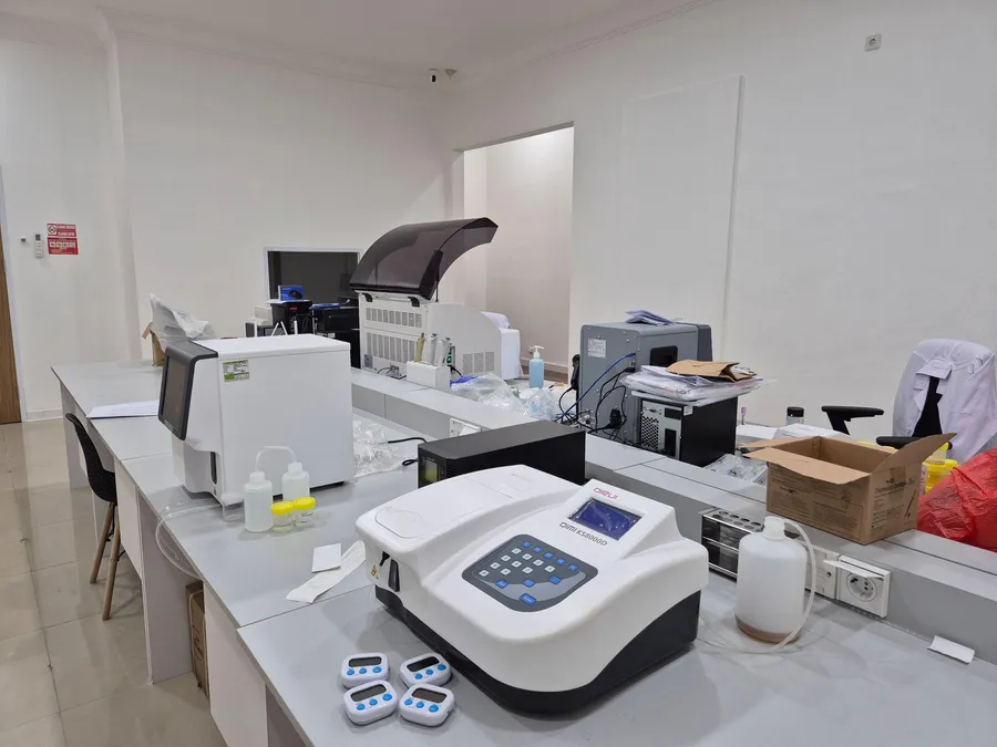 Peralatan analisis di laboratorium OneLab Diagnostics