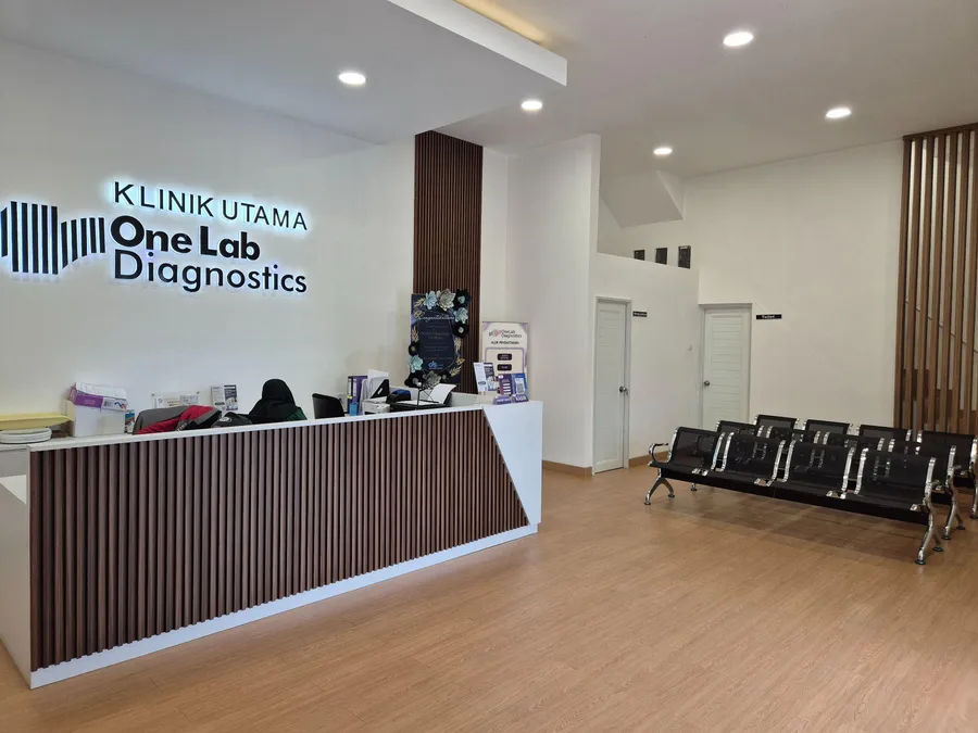 Area resepsionis Klinik Utama OneLab Diagnostics